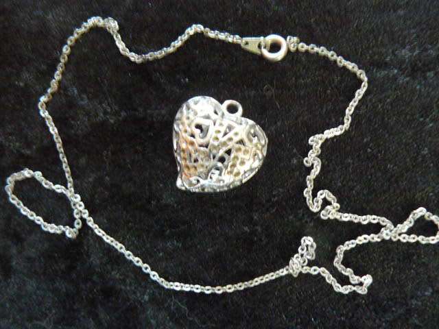 GOLD TONED HEART PENDANT AND CHAIN 46 CM LONG