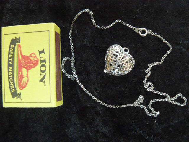 GOLD TONED HEART PENDANT AND CHAIN 46 CM LONG