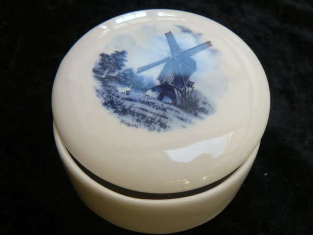 BLUE AND WHITE TRINKET BOX
