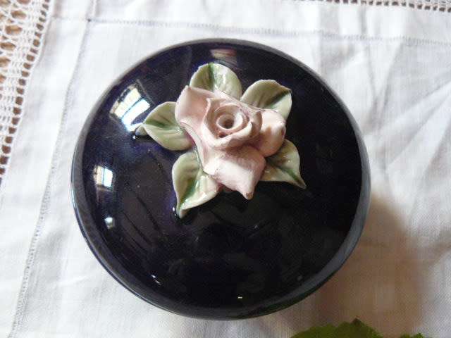 Porcelain trinket box with feet LOVELY