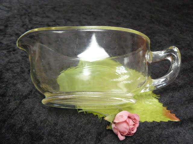 SOLID GLASS GREVY BOAT