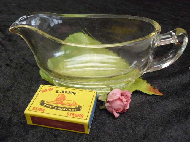 SOLID GLASS GREVY BOAT