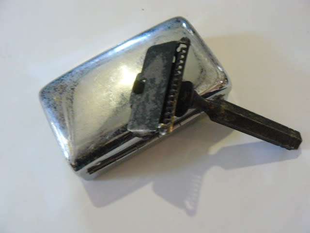 VERY OLD RAZOR IN LINED CR0NIUM PLATED BOX REDUCED !!!!!!!!!!!!!