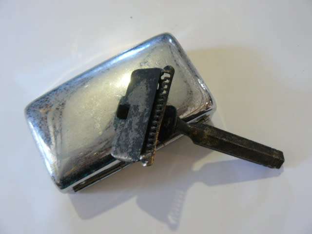VERY OLD RAZOR IN LINED CR0NIUM PLATED BOX REDUCED !!!!!!!!!!!!!