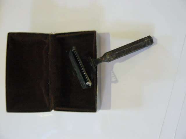 VERY OLD RAZOR IN LINED CR0NIUM PLATED BOX REDUCED !!!!!!!!!!!!!