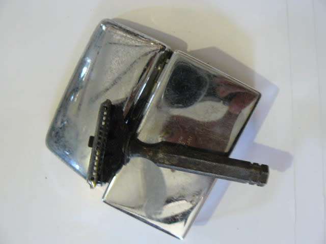 VERY OLD RAZOR IN LINED CR0NIUM PLATED BOX REDUCED !!!!!!!!!!!!!