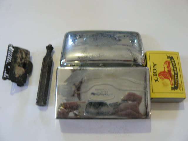VERY OLD RAZOR IN LINED CR0NIUM PLATED BOX REDUCED !!!!!!!!!!!!!