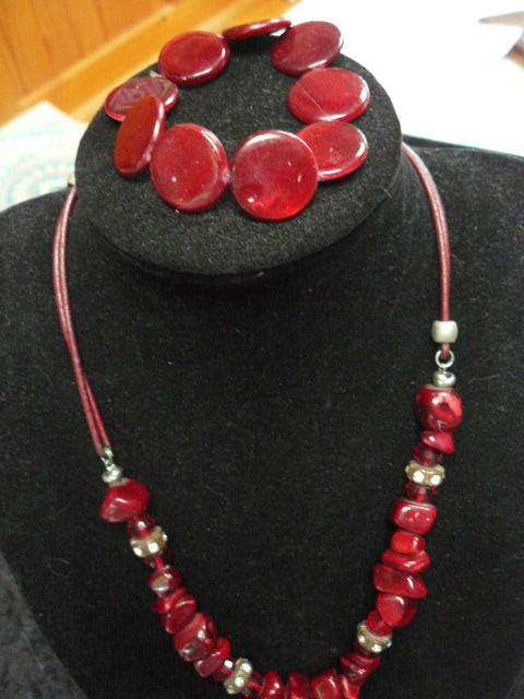 FASHION NECKLACE WITH STONE BEADS AND STRETCH BANGLE