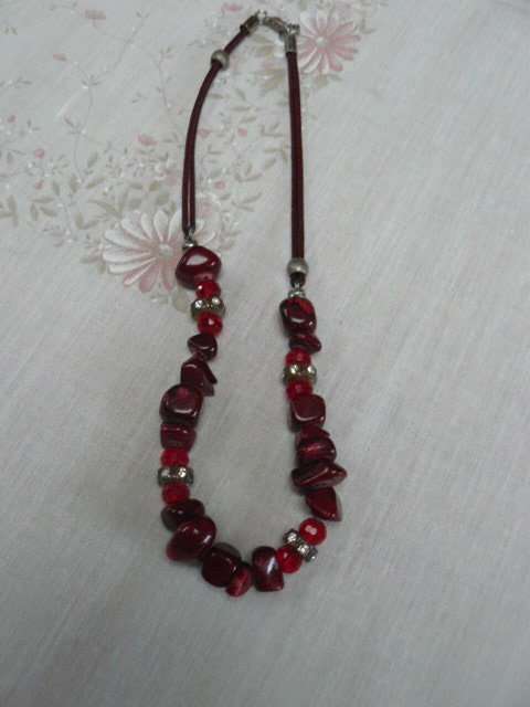FASHION NECKLACE WITH STONE BEADS AND STRETCH BANGLE