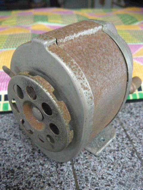 VINTAGE SCHOOL OLD PENCIL SHARPENER COLLECTABLE ITEM