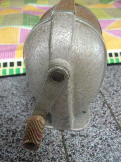 VINTAGE SCHOOL OLD PENCIL SHARPENER COLLECTABLE ITEM