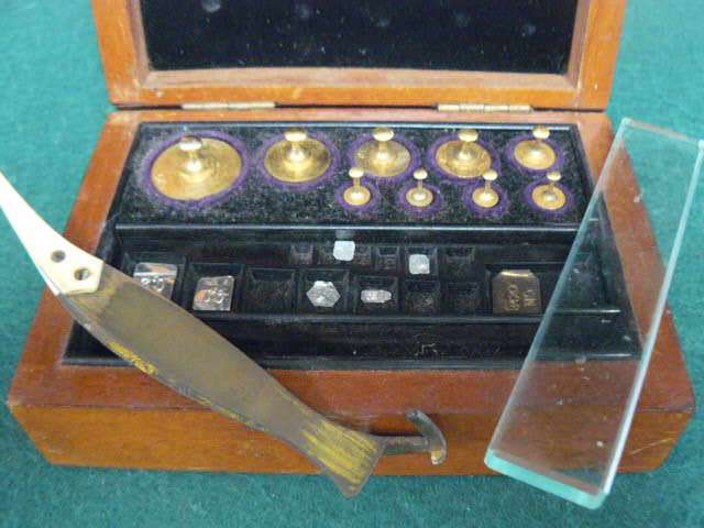 ANTIQUE L OERTLING LONDON DIAMOND SCALE WEIGHTS IN ORIGINAL MAHOGANY BOX, ORIGINAL IVORY TIPPED TWEE