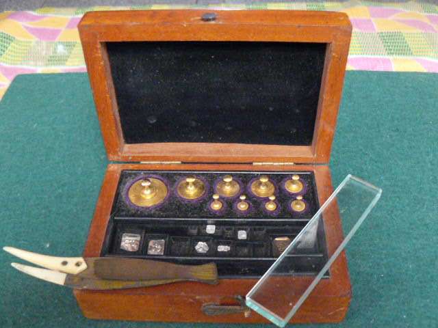 ANTIQUE L OERTLING LONDON DIAMOND SCALE WEIGHTS IN ORIGINAL MAHOGANY BOX, ORIGINAL IVORY TIPPED TWEE