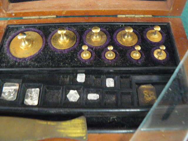 ANTIQUE L OERTLING LONDON DIAMOND SCALE WEIGHTS IN ORIGINAL MAHOGANY BOX, ORIGINAL IVORY TIPPED TWEE