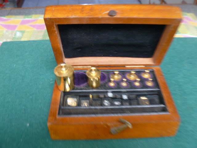 ANTIQUE L OERTLING LONDON DIAMOND SCALE WEIGHTS IN ORIGINAL MAHOGANY BOX, ORIGINAL IVORY TIPPED TWEE