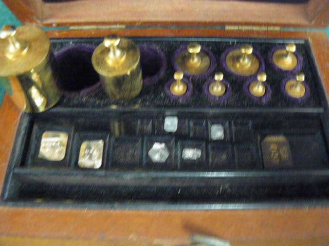 ANTIQUE L OERTLING LONDON DIAMOND SCALE WEIGHTS IN ORIGINAL MAHOGANY BOX, ORIGINAL IVORY TIPPED TWEE