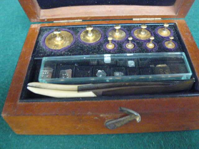 ANTIQUE L OERTLING LONDON DIAMOND SCALE WEIGHTS IN ORIGINAL MAHOGANY BOX, ORIGINAL IVORY TIPPED TWEE