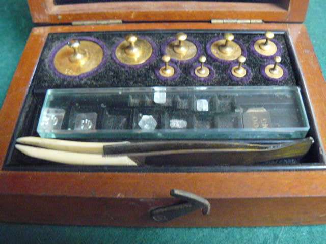 ANTIQUE L OERTLING LONDON DIAMOND SCALE WEIGHTS IN ORIGINAL MAHOGANY BOX, ORIGINAL IVORY TIPPED TWEE
