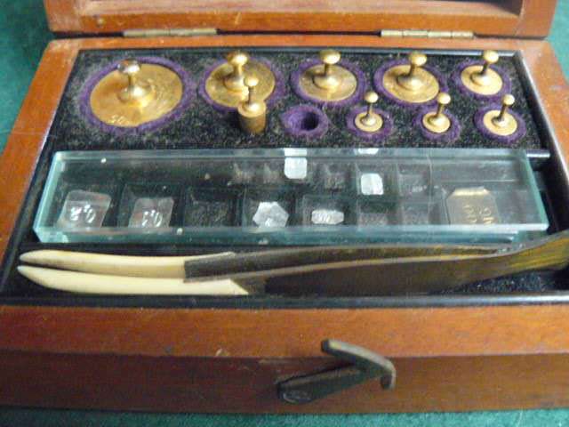 ANTIQUE L OERTLING LONDON DIAMOND SCALE WEIGHTS IN ORIGINAL MAHOGANY BOX, ORIGINAL IVORY TIPPED TWEE