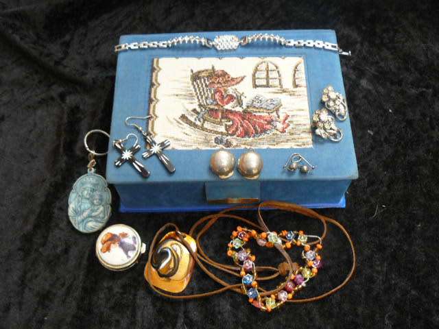 VINTAGE EMBROIDERED JEWELERY BOX WITH JEWELERLY AND ODD AND ENDS REDUCED WITH EXTREA!!!!!!!