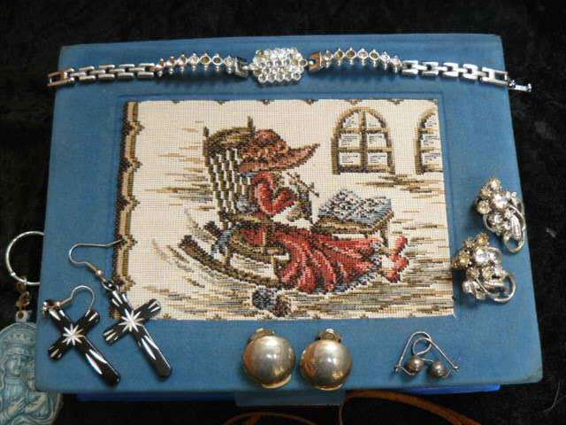 VINTAGE EMBROIDERED JEWELERY BOX WITH JEWELERLY AND ODD AND ENDS REDUCED WITH EXTREA!!!!!!!