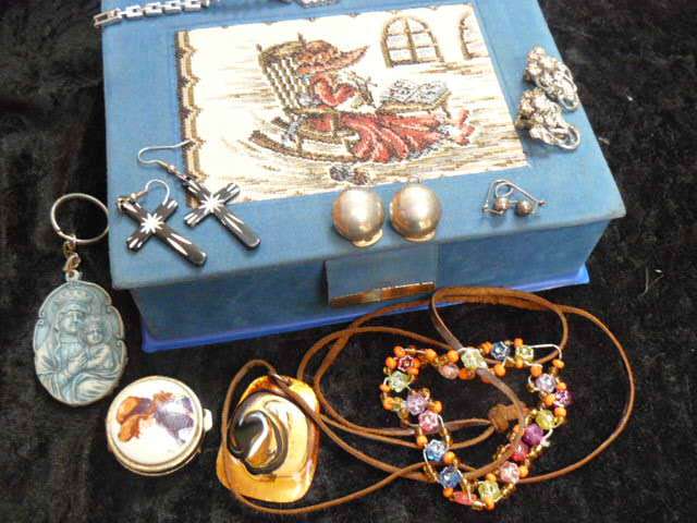 VINTAGE EMBROIDERED JEWELERY BOX WITH JEWELERLY AND ODD AND ENDS REDUCED WITH EXTREA!!!!!!!