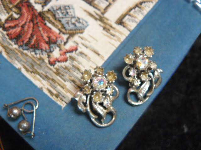 VINTAGE EMBROIDERED JEWELERY BOX WITH JEWELERLY AND ODD AND ENDS REDUCED WITH EXTREA!!!!!!!