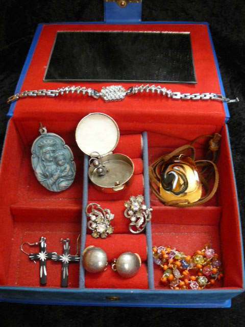 VINTAGE EMBROIDERED JEWELERY BOX WITH JEWELERLY AND ODD AND ENDS REDUCED WITH EXTREA!!!!!!!