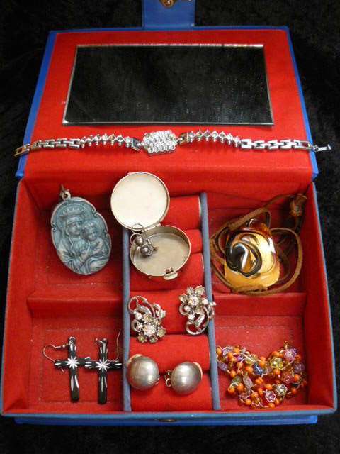 VINTAGE EMBROIDERED JEWELERY BOX WITH JEWELERLY AND ODD AND ENDS REDUCED WITH EXTREA!!!!!!!