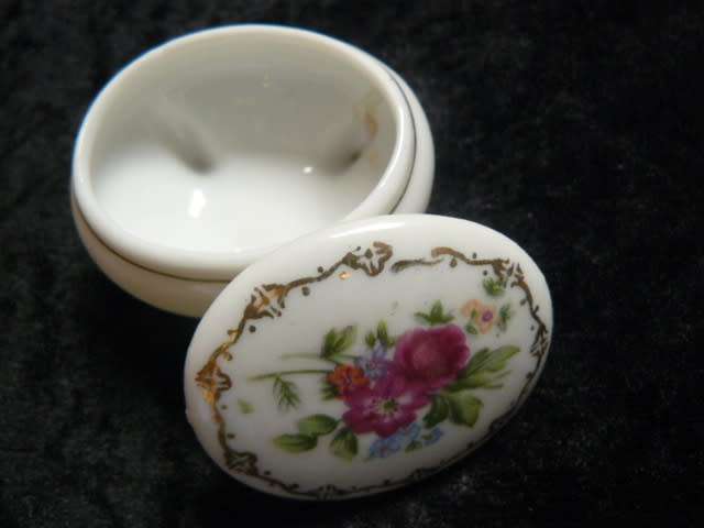 PORCELAIN TRINKIET BOX