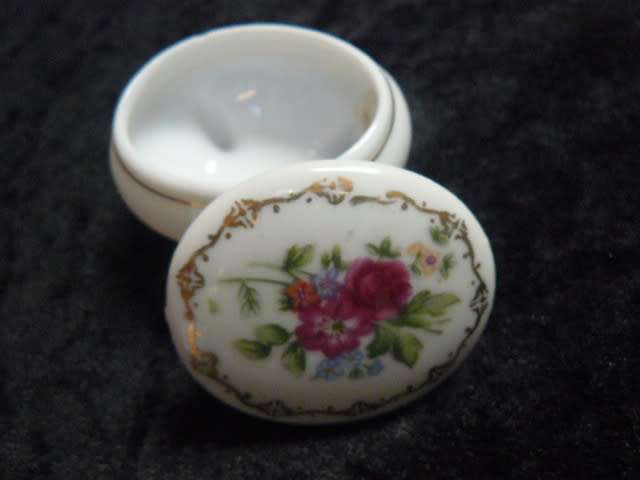 PORCELAIN TRINKIET BOX