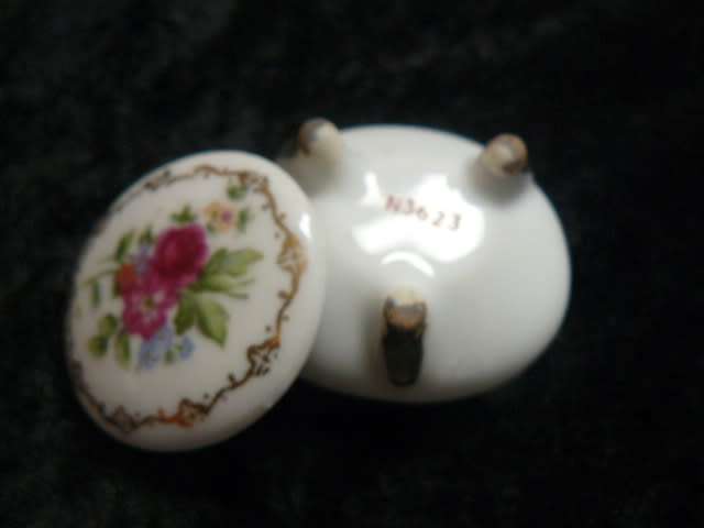 PORCELAIN TRINKIET BOX