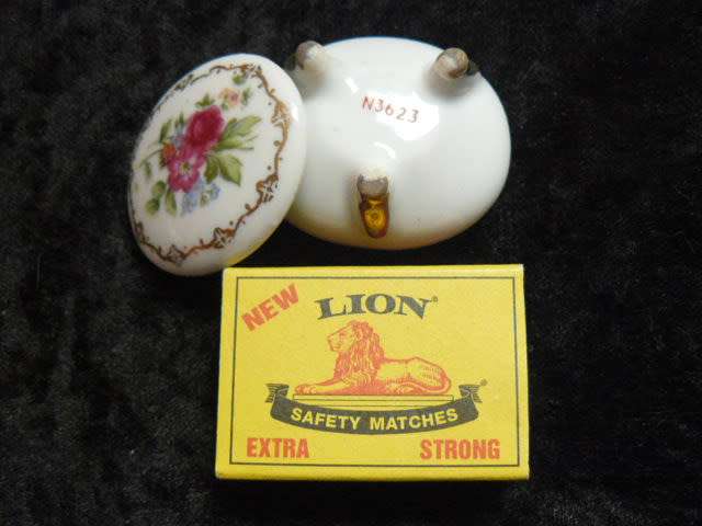 PORCELAIN TRINKIET BOX