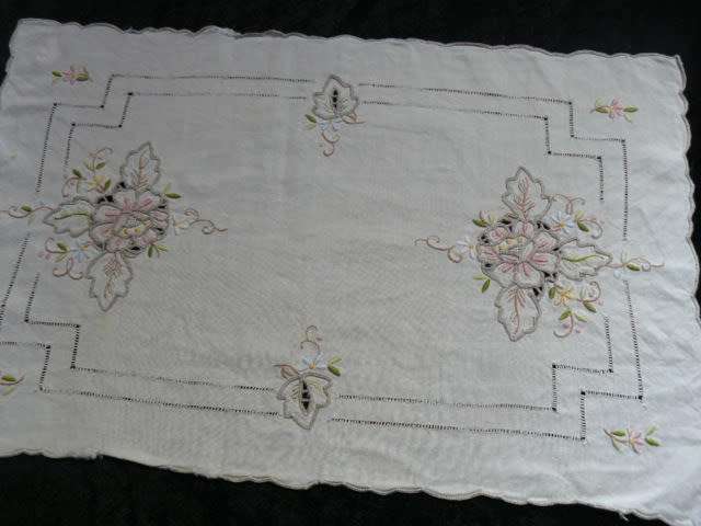 VINTAGE EMBROIDERED TRAY CLOTH COTTON 40 CM X 26 CM
