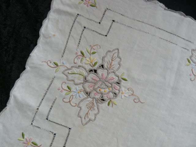 VINTAGE EMBROIDERED TRAY CLOTH COTTON 40 CM X 26 CM