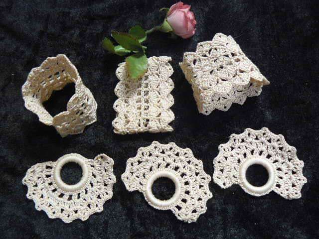 VINTAGE HAND CROCHETED SMALL SERVIETTE RINGS