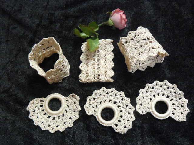 VINTAGE HAND CROCHETED SMALL SERVIETTE RINGS