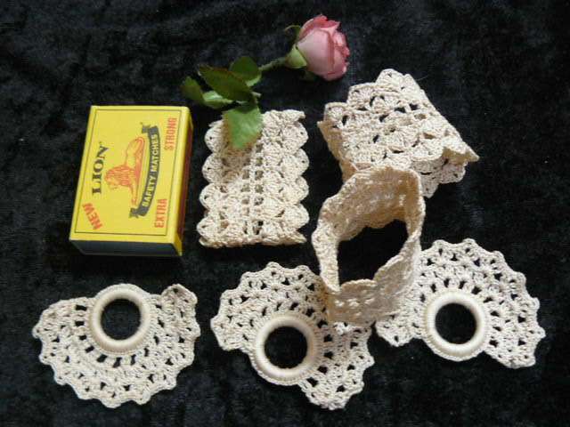 VINTAGE HAND CROCHETED SMALL SERVIETTE RINGS