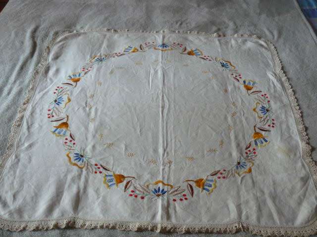 STUNNING EMBROIDERED TABLE CLOTH WITH HAND CROHETED EDGE 98 X 87