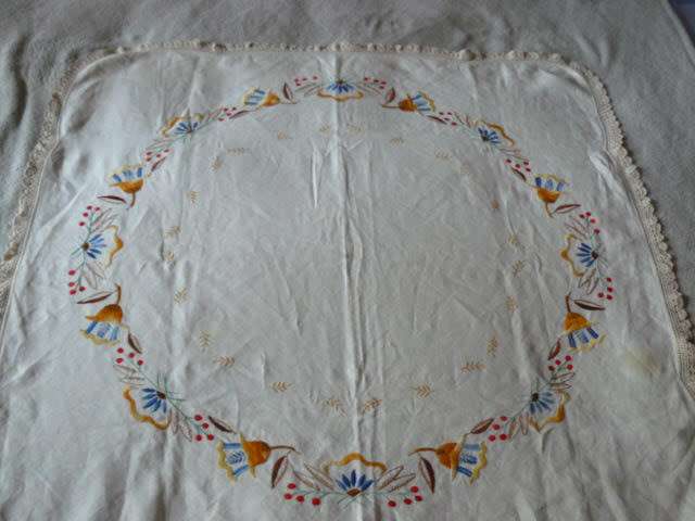 STUNNING EMBROIDERED TABLE CLOTH WITH HAND CROHETED EDGE 98 X 87