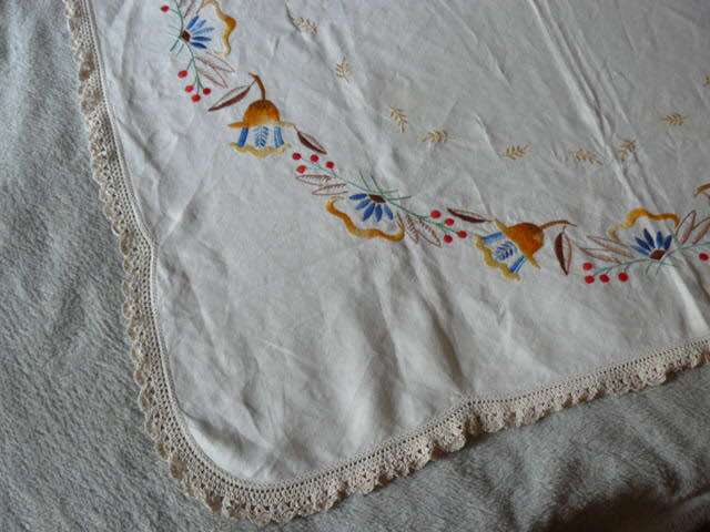 STUNNING EMBROIDERED TABLE CLOTH WITH HAND CROHETED EDGE 98 X 87