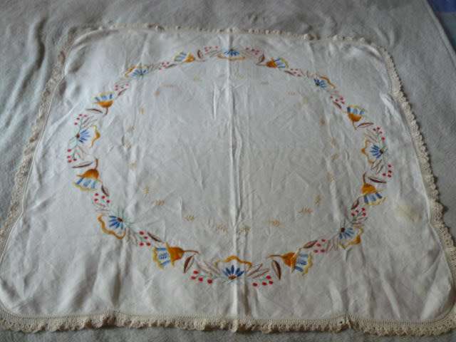 STUNNING EMBROIDERED TABLE CLOTH WITH HAND CROHETED EDGE 98 X 87