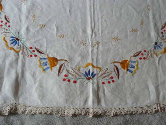 STUNNING EMBROIDERED TABLE CLOTH WITH HAND CROHETED EDGE 98 X 87