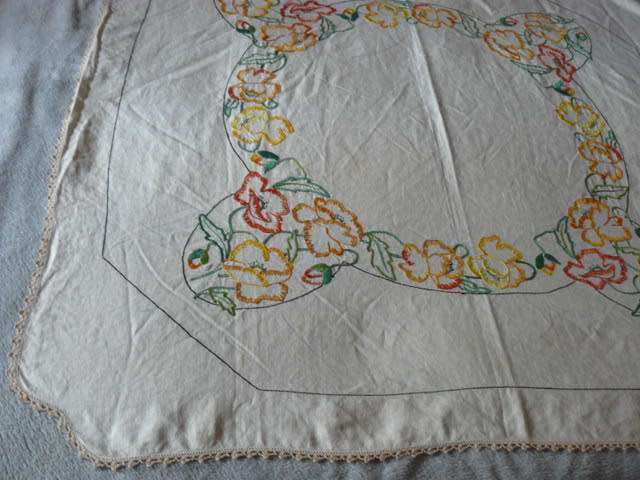 VINTAGE EMBROIDERED TABLE CLOTH WITH HAND CROCHETEDEDGE