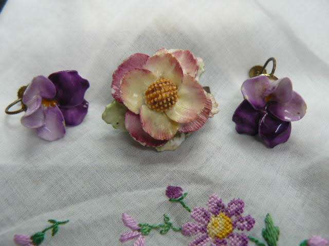 BROOCH VINTAGE PORCELAIN WITH EARRINGS STAMPED ENGLAND- FREE HANKIE NO DAMAGE LOVELY REDUCED !!!!!!!