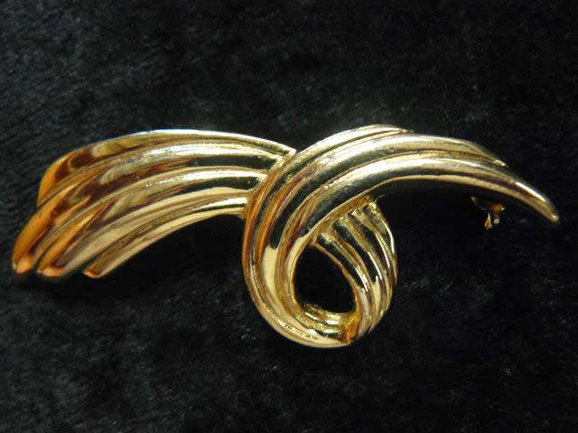 BROOCH GOLD TONED