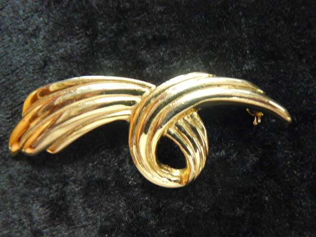 BROOCH GOLD TONED