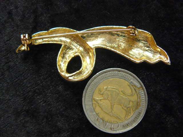 BROOCH GOLD TONED