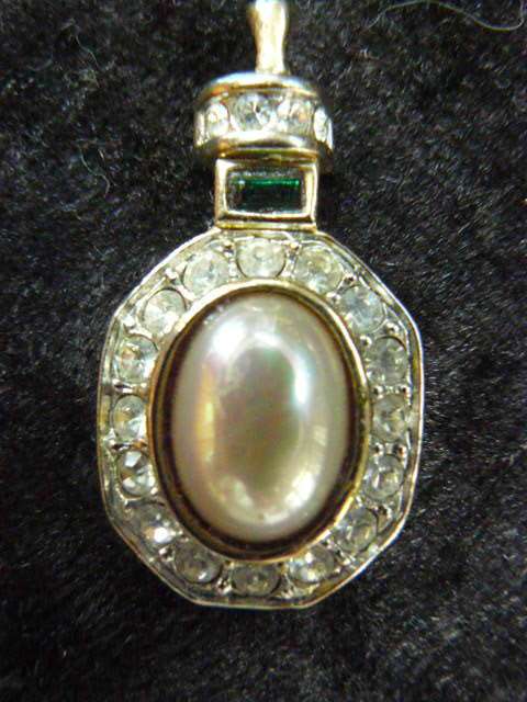 PENDANT WITH FOUX PEARL, GREEN STONE AND BLING GOLD TONED