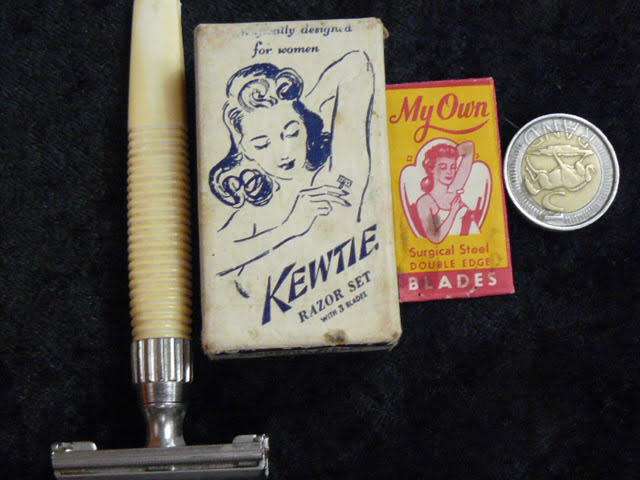 RAZORS X2 VINTAGE ONE IN MINIATURE ORIGINAL BOX WITH EXTRA BLADE
